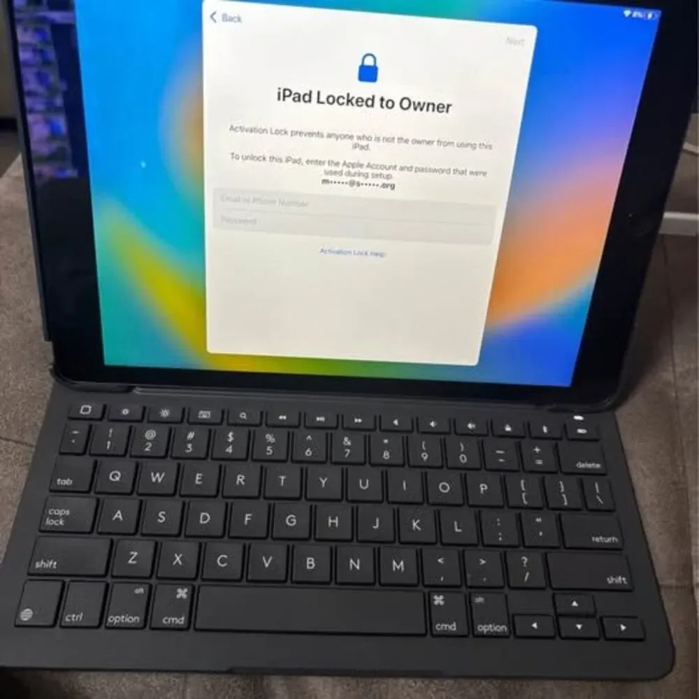 Apple iPad with Keyboard Case – Activation Locked – For Parts/Repair